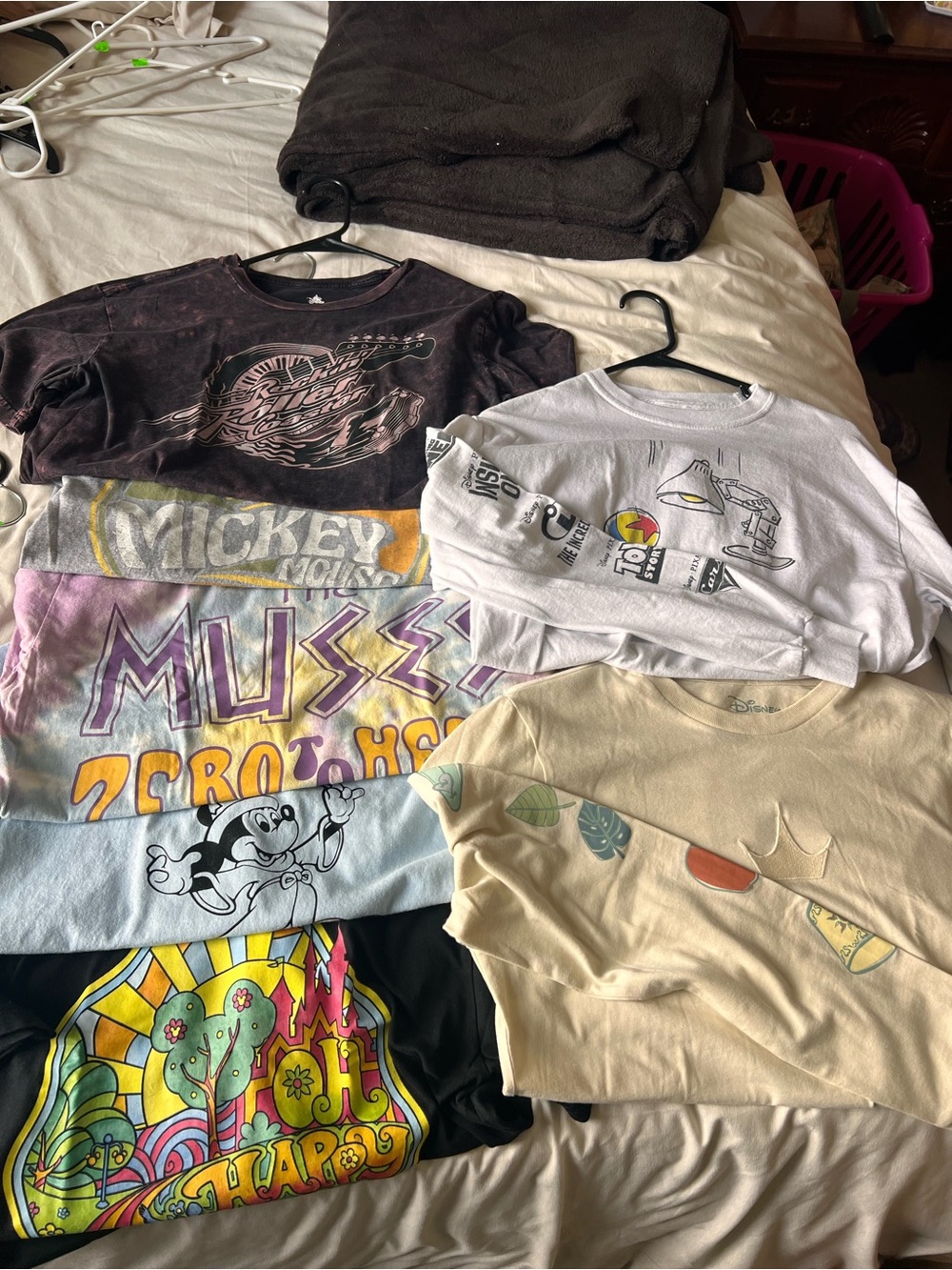 7 shirts total.  4 Short sleeve T shirts and 2 long sleeve all in excellent cond